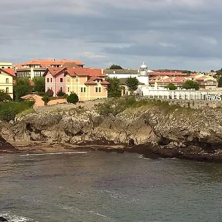 A Pocos Pasos Del Faro De